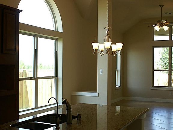 Transform this room into an office, playroom or study!