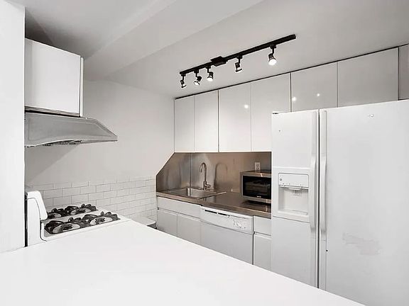 5th image of 259 Elizabeth St APT 4C