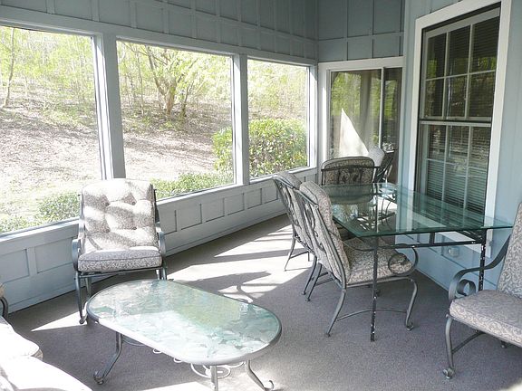 Lanai overlooks greenspace