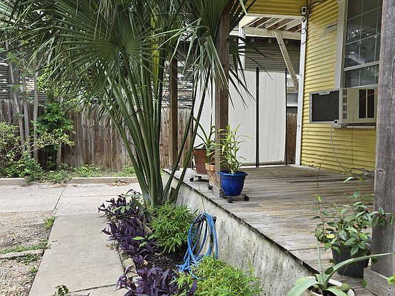 2nd image of 827 W Woodlawn Ave APT 2