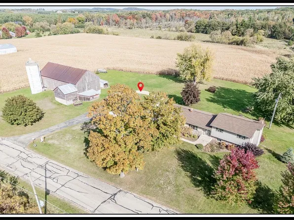 N3212 Bean City Rd, New London, WI 54961