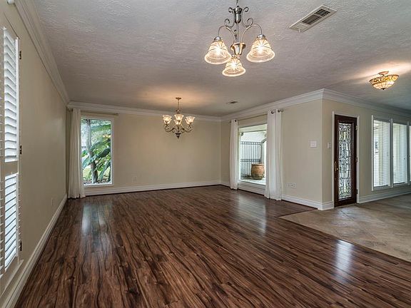 OPEN DINING RM AND LIVING ROOM SPACE. THIS ONE STORY HOME IS GREAT FOR ENTERTAINING!