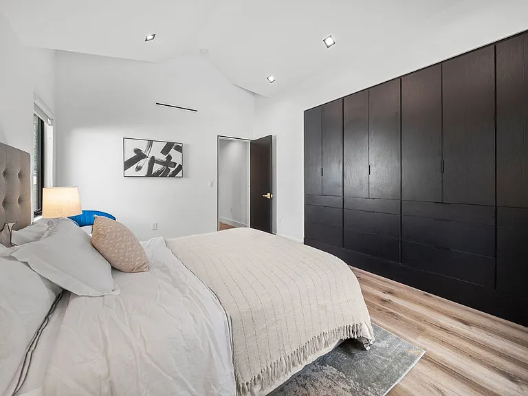 5109 Longridge Ave — Photo 21