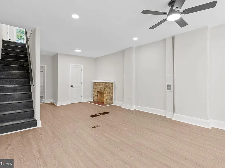 35 E Collom St — Photo 4