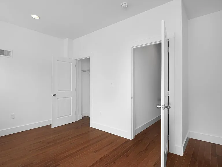 863 E Thompson St — Photo 16
