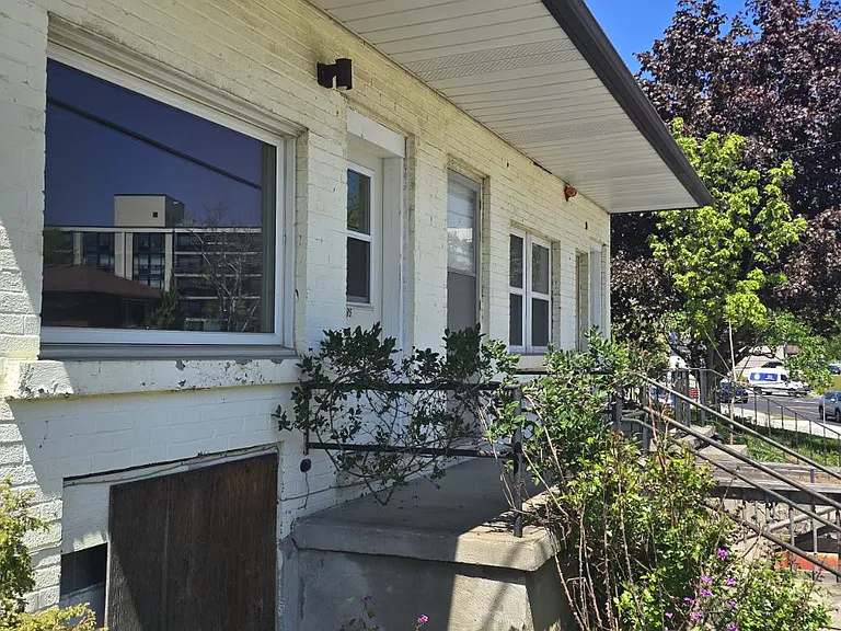 185 Highland Rd E — Photo 1