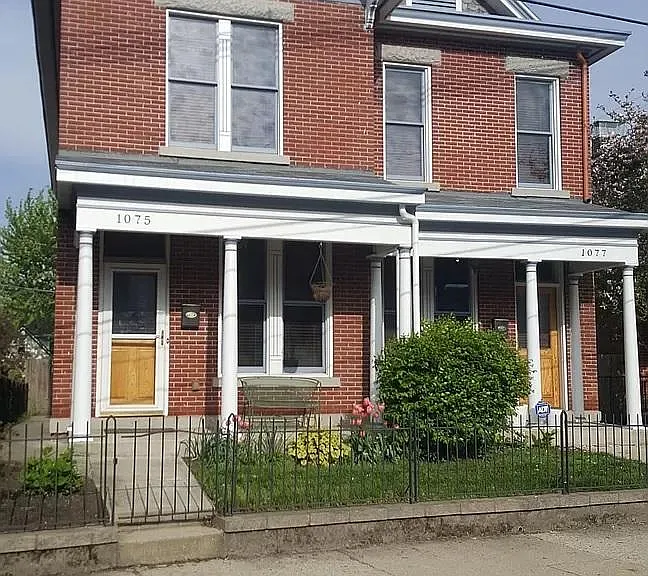 1075 Summit St — Photo 2