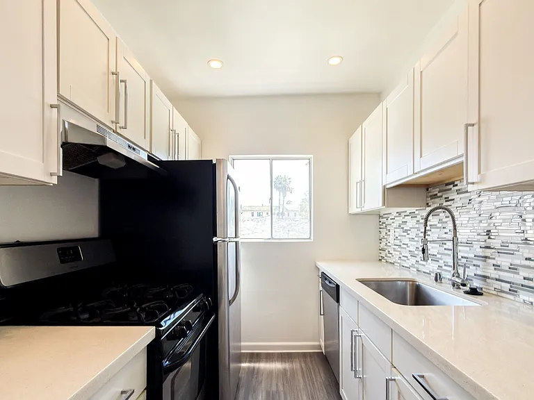 319 N Heliotrope Dr — Photo 9