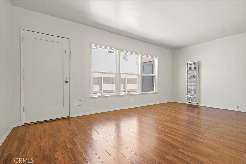 2 bed, 700 sqft, $2,400 — Photo 3