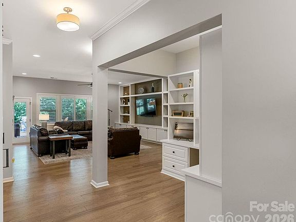 5th image of 378 Broadleaf Dr