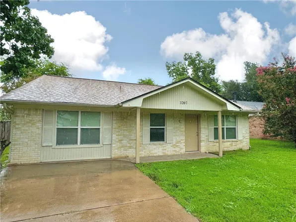 3207 Heatherwood Dr, Bryan, TX 77801