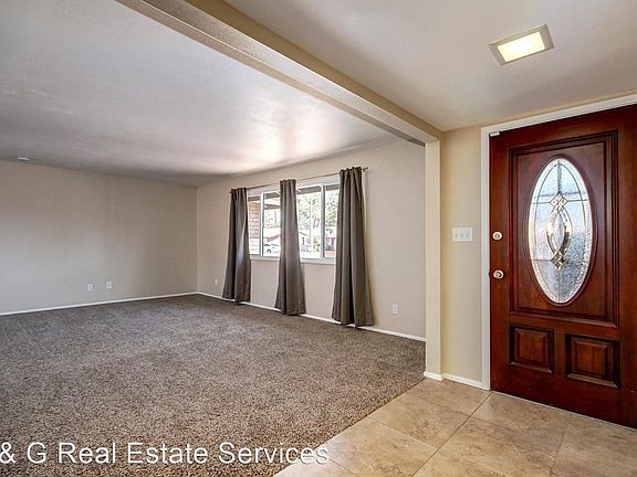 5th image of 1104 E Geneva Dr