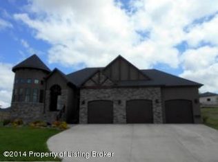 1564 Grasslands Dr, Dickinson, ND 58601