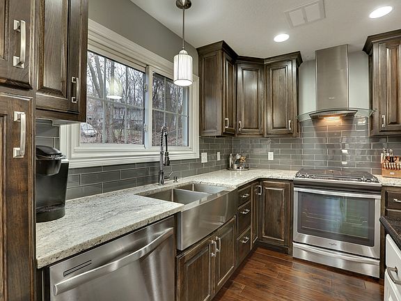 5th image of 425 Magnolia Ln N