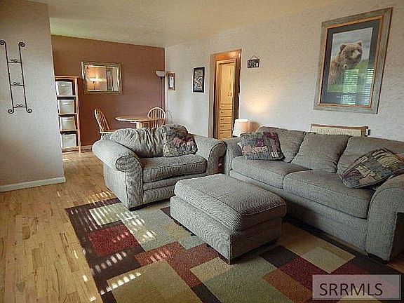 3rd image of 806 N Skyline Dr
