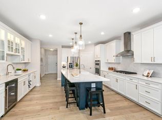 921 Goldfinch St, Chaska, MN 55318