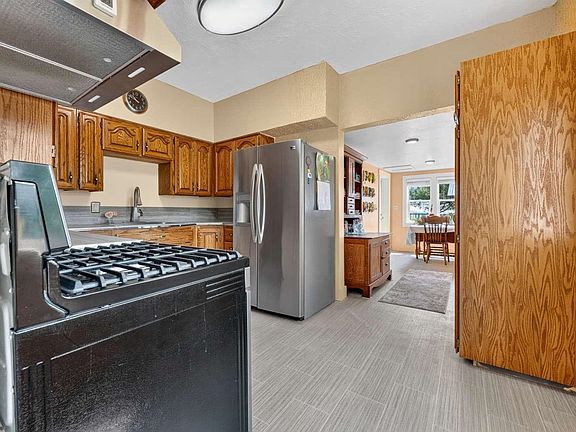 4th image of 910 N 3rd St W