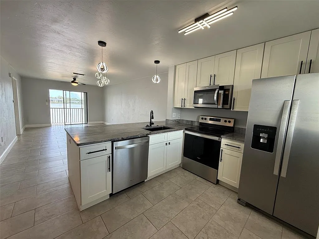 2 bed, 2.0 bath, 886 sqft, $1,600 — Photo 3