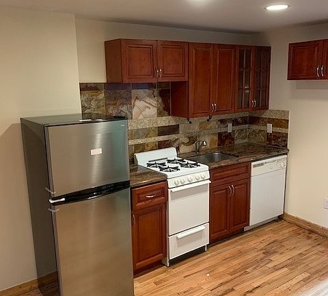 2nd image of 126 E 7th St #3BO