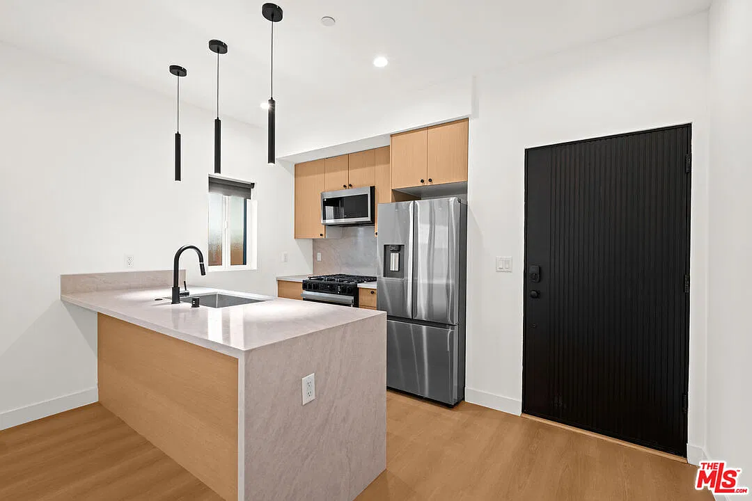 3 bed, 3.0 bath, 1200 sqft, $4,579 — Photo 4