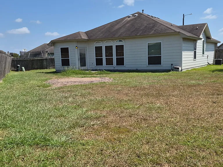 1705 Barlow Trl — Photo 6
