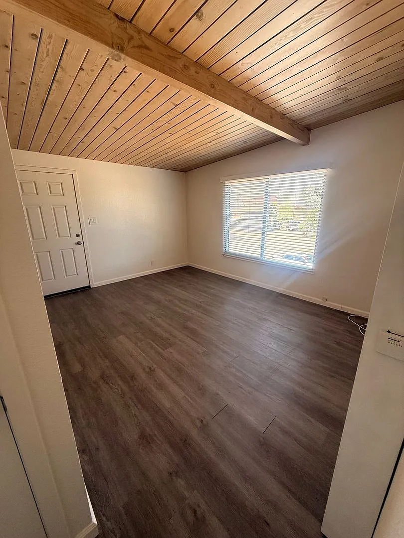 2414 310 South H St — Photo 2