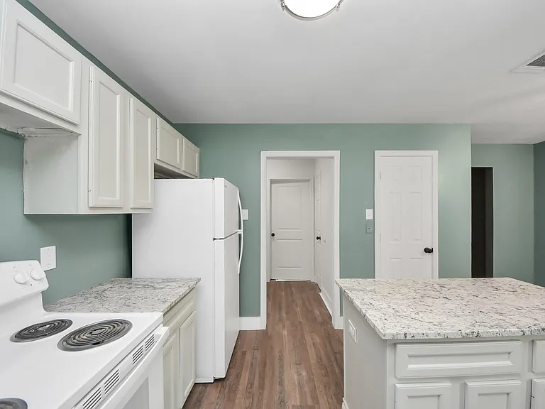 608 Trinity Ln — Photo 8