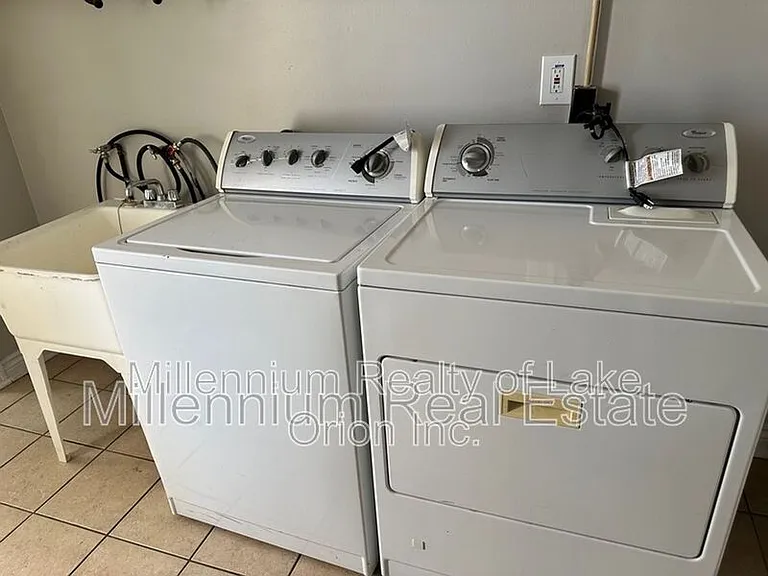 3185 Buckingham Ave — Photo 8