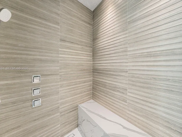 501 Palm Dr — Photo 41