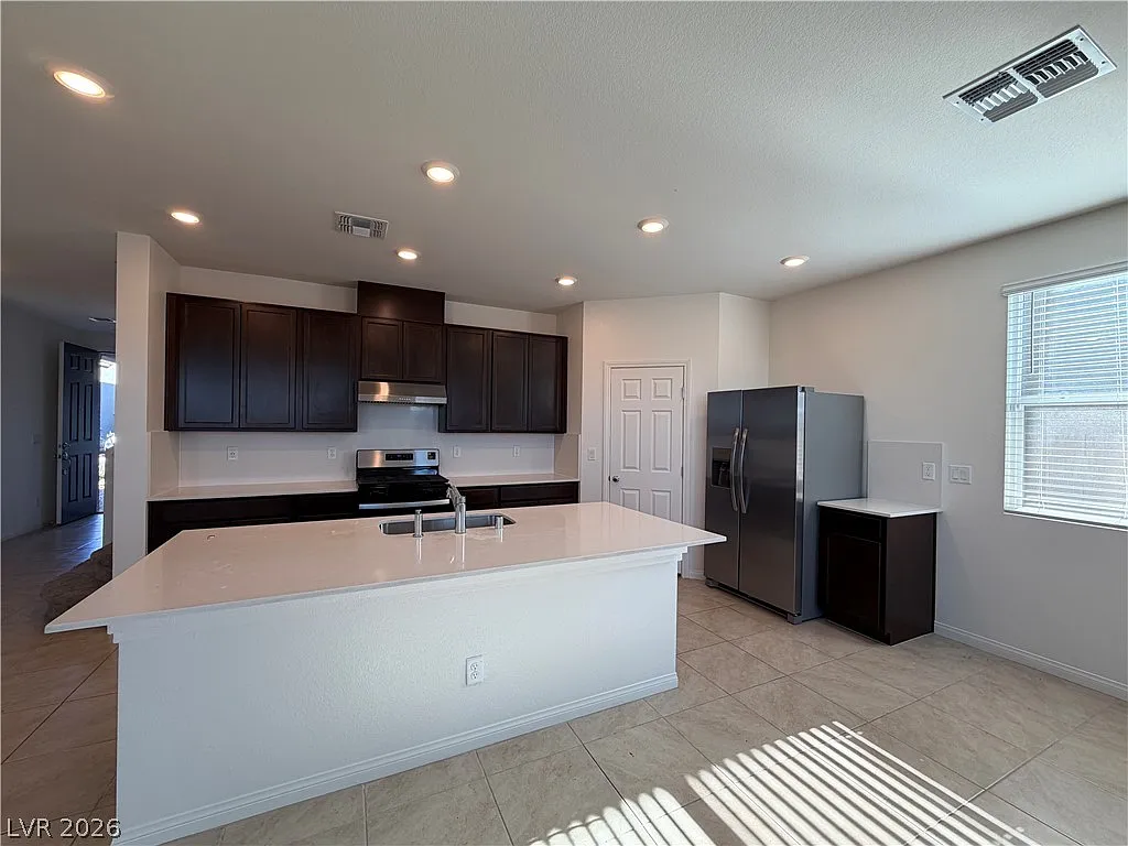 5 bed, 3.0 bath, 2475 sqft, $2,450 — Photo 4