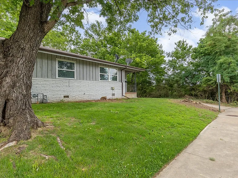 522 S Duncan Ave — Photo 3