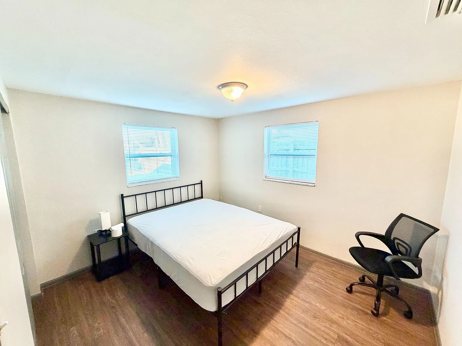 4 bed, 1.0 bath, 1000 sqft, $910 — Photo 3