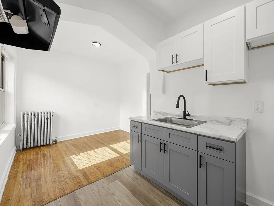 8051 S Ingleside