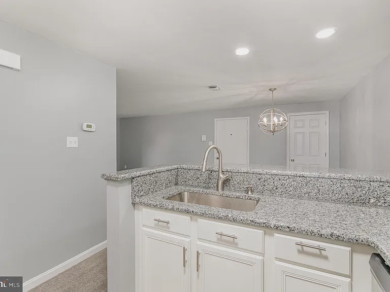 100 Grosvenor Ln #3 — Photo 17