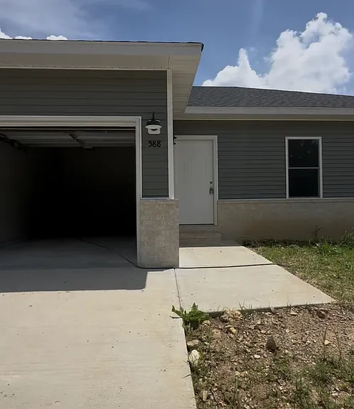 590-588 N Airport Rd — Photo 1