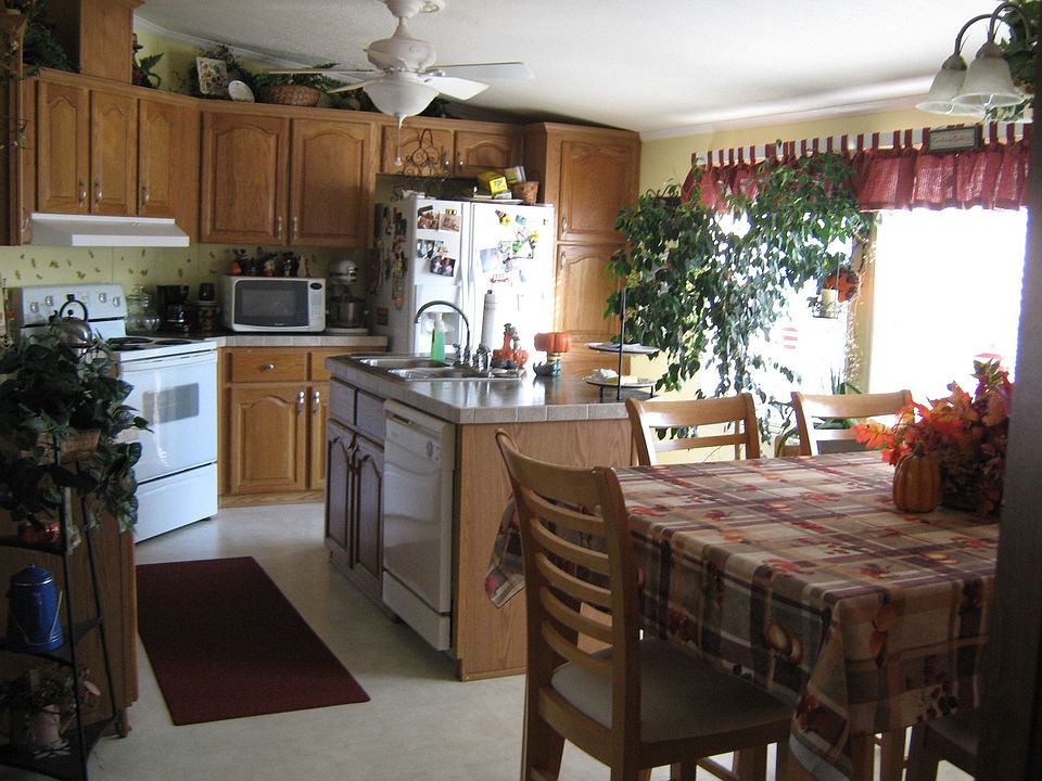 Large Eat in Kitchen