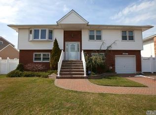 462 Dogwood Ave, Franklin Square, NY 11010
