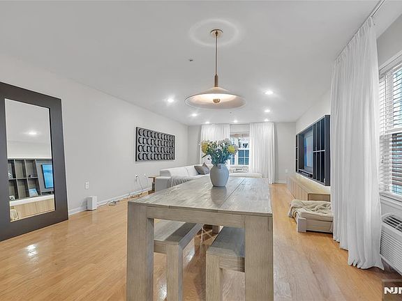 4th image of 547 Gorge Rd APT 2E