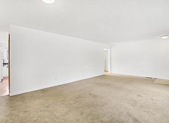 3rd image of 1960 Avon Ct