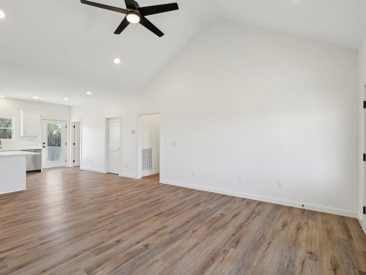 3 bed, 1452 sqft, $1,995 — Photo 4