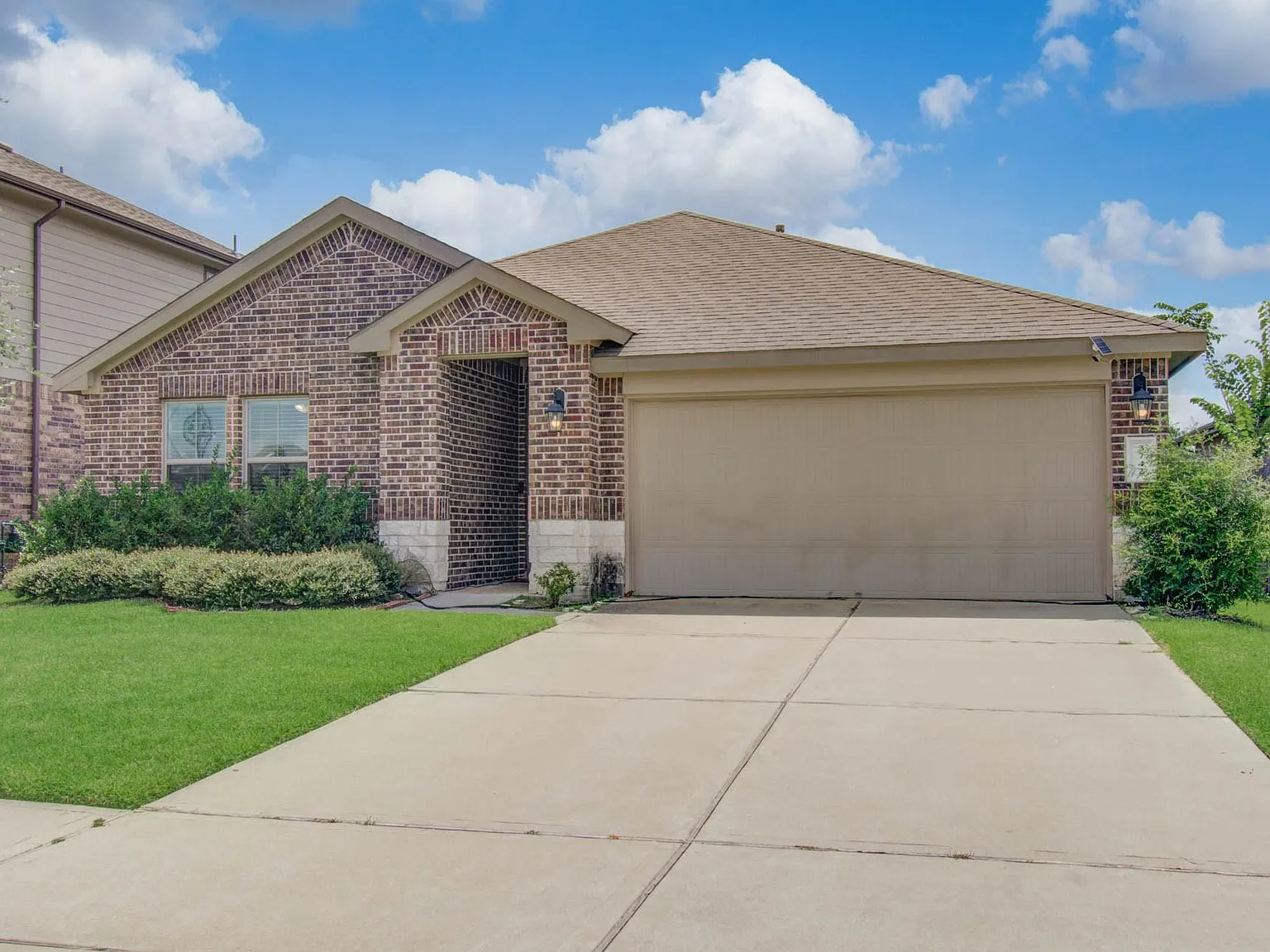 4 bed, 2.0 bath, 1895 sqft, $2,400 — Photo 4