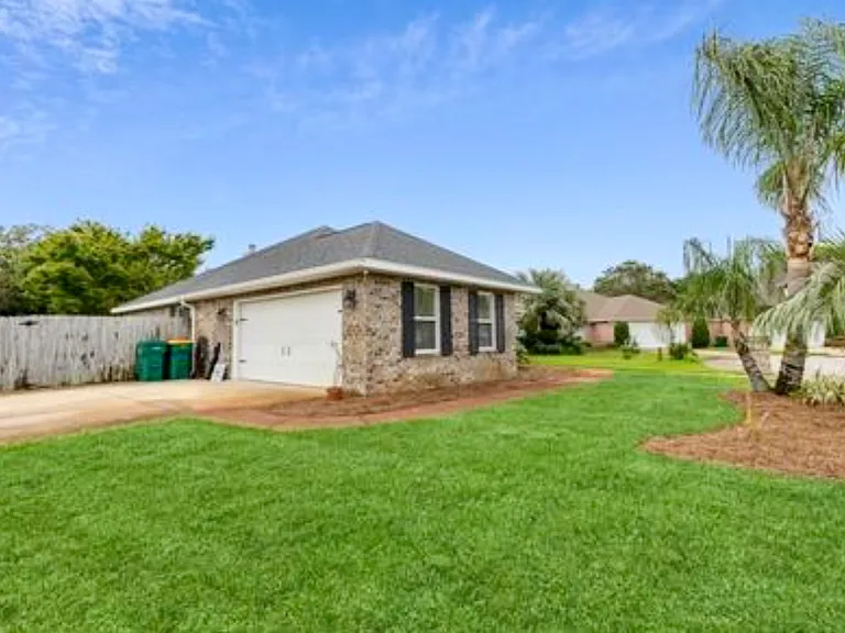 500 Baywood Ct — Photo 2