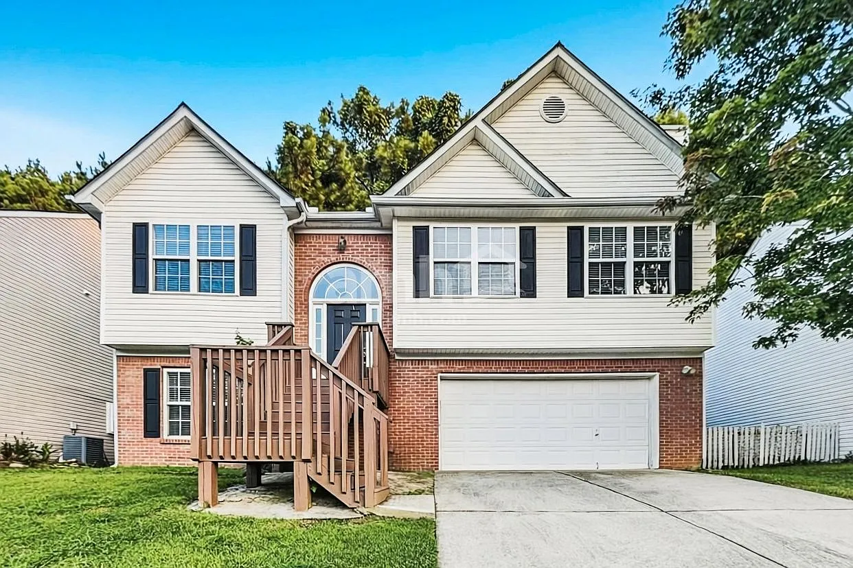 3 bed, 3.0 bath, 1495 sqft, $2,195 — Photo 1