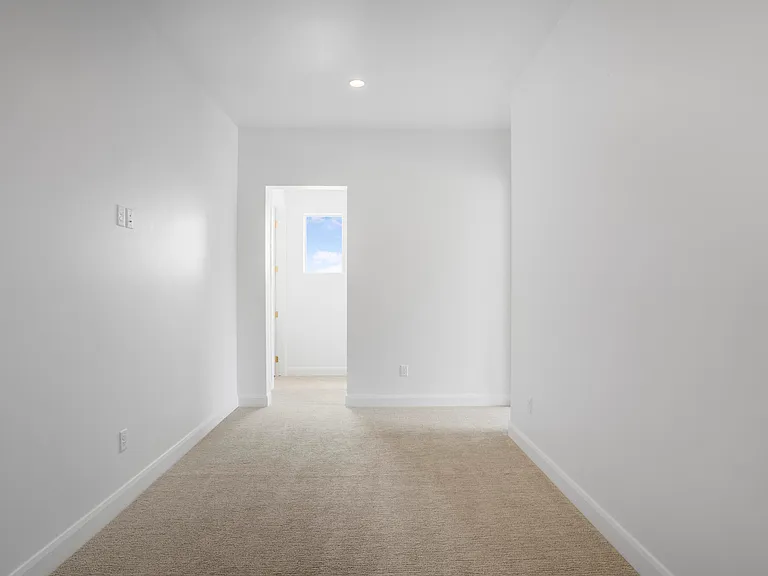 978 Manen St — Photo 17