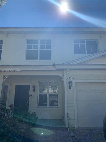 1st image of 2707 Creekside Dr