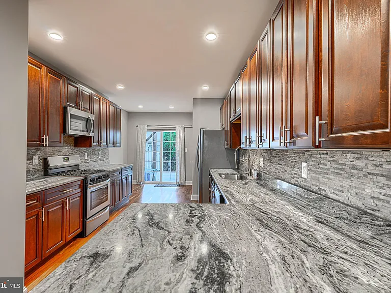 1620 E Clement St — Photo 8