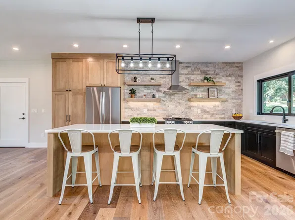 4899 Moonlite Bay Dr, Sherrills Ford, NC 28673