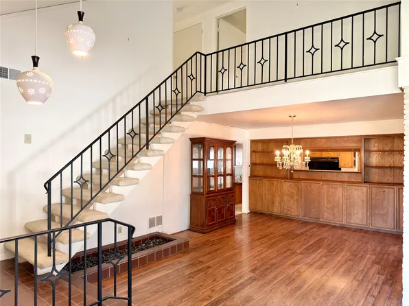 1102 Edwards Ct N, Irving, TX 75062