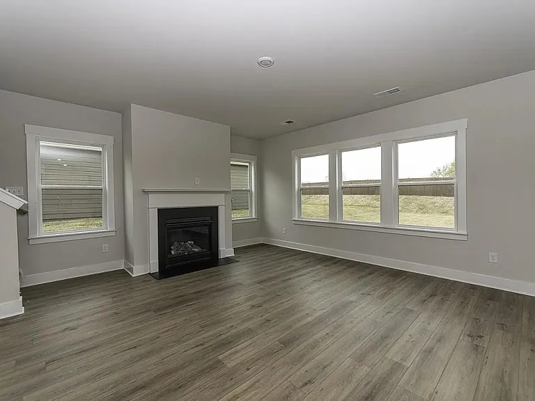 513 Laxton Rd — Photo 3
