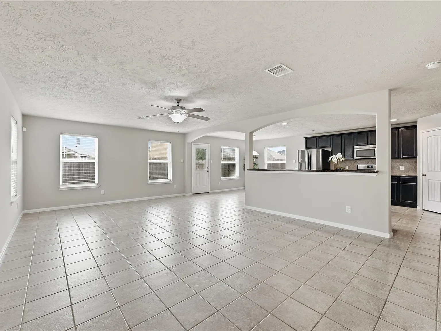 4 bed, 2.5 bath, 2360 sqft, $2,400 — Photo 4